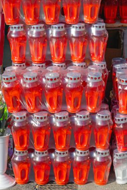 Folyoda Yeni Kırmızı Taahhütlü Plastik Mum Tutucuları Yığını