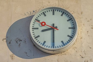 İsviçre yapımı Kamu Saati Güneşli Sonbaharda Sabah Sabah Sabah Tren İstasyonu Binası
