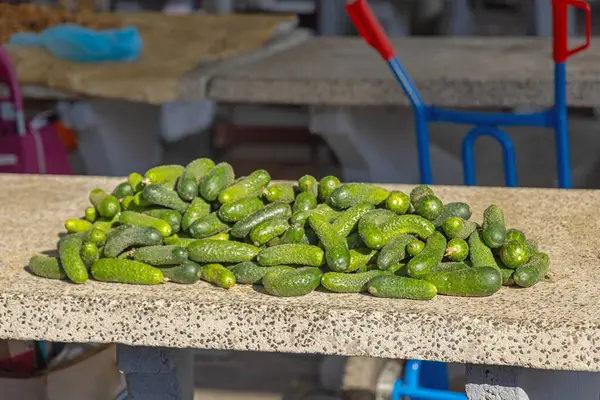 Taze Yeşil Salatalıklar Çiftçi Pazarında Sebze Sunny Sonbahar Günü