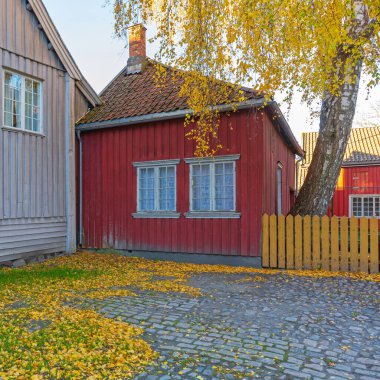 Gamlebyen Fredrikstad Norveç 'te Sarı Çitli Kırmızı Ahşap Ev