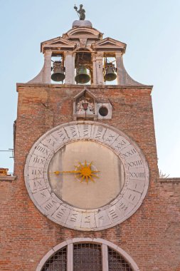 İtalya Venedik 'teki San Giacomo di Rialto Kilisesi' nde çan ve saat.