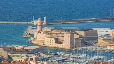 Saint Jean Kalesi 'nin Marsilya Limanı girişindeki hava manzarası güneşli Kış Günü