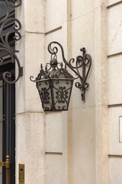 Mermer Taş Bina Duvarında Ironwork Lantern Lambası