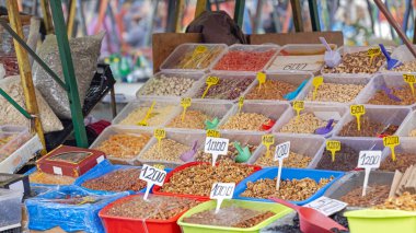 Fındık ve Kuru Meyveleri Çiftçi Marketinde Toptan Karıştır