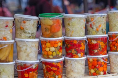 Turşulu Karışık Sebzeler Çiftçi Pazarı 'ndaki plastik kovalarda saklanıyor.