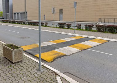 Kentteki Sokakta Asfalttan Yapılan Sarı ve Beyaz Hız Çarpması