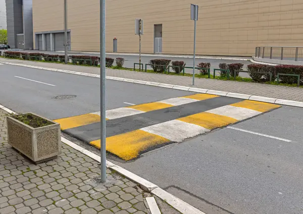 Kentteki Sokakta Asfalttan Yapılan Sarı ve Beyaz Hız Çarpması