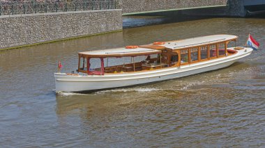Amsterdam Hollanda 'daki Kanal' da Retro Style Long Boat Cruise