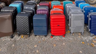Birçok Hardside Plastik Omurga Bavulları Seyahat Eder