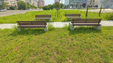 Yeni Belgrad 'daki Yeşil Çim Şehir Parkı' nda Dört Ahşap Benç