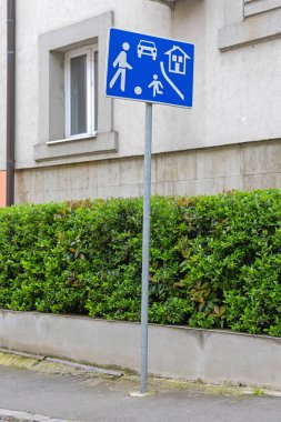 İkametgah Girişinde Büyük Mavi Yol İşareti Yavaş Trafik Çocukları Sokakta Oynuyor