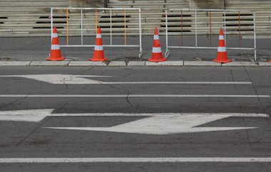 Caddede Yön Okları ve Turuncu Trafik Konileri Metal Çit Bariyeri