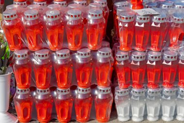 Folyoda Yeni Kırmızı Taahhütlü Plastik Mum Tutucuları Yığını