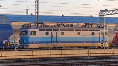 Hırvatistan Demiryolu Kargo Lokomotifi Güneşli Sabahta Slavonski Brod 'daki Tren İstasyonunda
