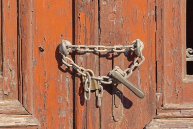 Eski Terk Edilmiş Ev Kapısı 'nda Asma Kilitle Zincir