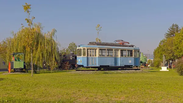 Slavonski Brod Hırvatistan 'da Turizm Sanayi Parkı' nda Buharlı Paten Lokomotifi ve Eski Tramvay Açık Hava Müzesi