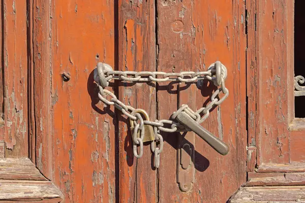 Eski Terk Edilmiş Ev Kapısı 'nda Asma Kilitle Zincir