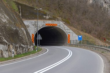 Sırbistan 'ın Dağın Altındaki Beton Tünele giden Cuved Yolu Bahar Günü