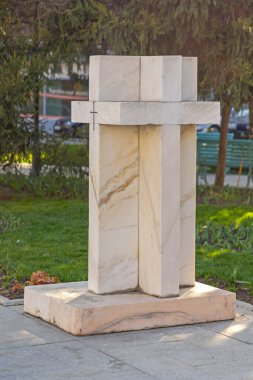 Eski Craiova Romanya 'daki İngiliz Parkı' nda Beyaz Mermer Anıt Haçı