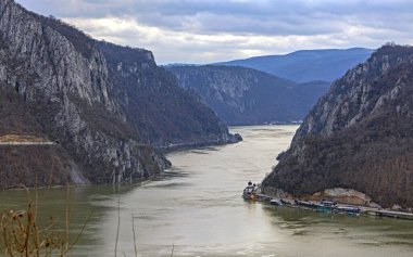 Dubova Romanya ve Sırbistan 'daki Tuna Nehri kıyısındaki Kazan Kanyonu' ndaki Mrakonya Manastırı Hava Görüntüsü