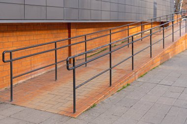 Metal Çitle Tekerlekli Sandalye Kullanıcı Erişimi için Döşemeli