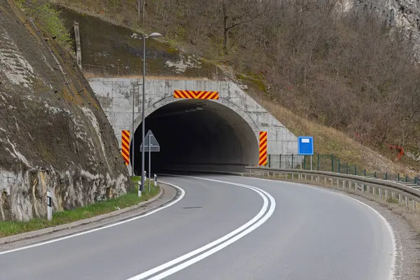Sırbistan 'ın Dağın Altındaki Beton Tünele giden Cuved Yolu Bahar Günü