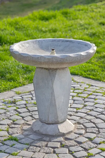 Bulgaristan 'ın Vidin kentindeki Town Park' ta Taştan Çeşme İçme Suyu