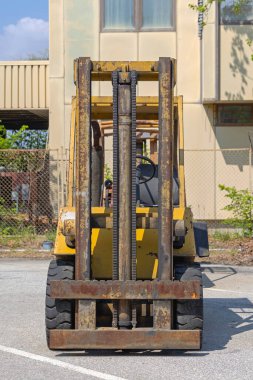Terk Edilmiş Fabrika 'ya park edilmiş Çatalsız Eski Forklift Kamyonu' nun Önü