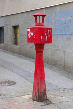 Şehir merkezindeki caddede eskimiş Retro Red Post Telefon İletişim İtfaiyecileri