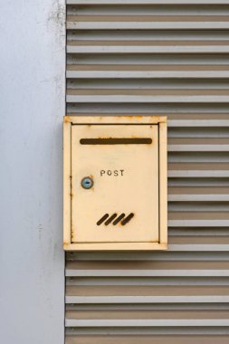 Çit Bağlı Eski Paslı Posta Kutusu Posta Postası