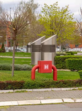 Şehir parkında kırmızı itfaiye musluğu su deposu