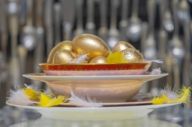 Paskalya süslü kase altın yumurta demeti.