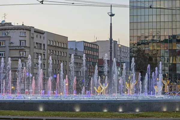 Slavija Meydanı 'ndaki Aydınlatılmış Su Fıskiyesi, Belgrad' da Kış Işıkları Şenliği Dekorasyonu ile Sırbistan 'da