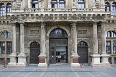 Budapeşte, Macaristan - 13 Temmuz 2015: Başkentteki Corvinus Üniversitesi Eğitim Merkezi 'ne Giriş.