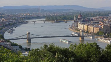 Budapeşte, Macaristan - 09 Temmuz 2015: Başkentteki Citadella 'dan Tuna Nehri üzerindeki Köprüler Öğleden Sonra.