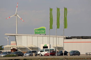 Budapeşte, Macaristan - 12 Temmuz 2015: Mol Petrol İstasyonu Marş Restoranı Rüzgar Türbini Yaz Yolculuğu Günü.