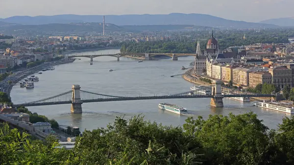 Budapeşte, Macaristan - 09 Temmuz 2015: Başkentteki Citadella 'dan Tuna Nehri üzerindeki Köprüler Öğleden Sonra.