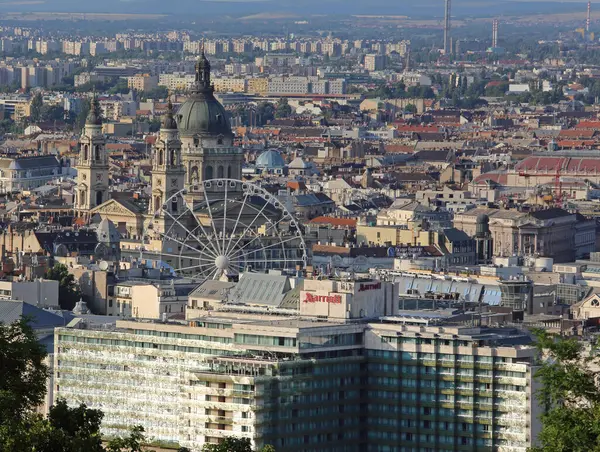 Budapeşte, Macaristan - 09 Temmuz 2015: Marriott Oteli 'nin Başkent Merkezi' ndeki Sunny Afternoon 'daki Hava Görüntüsü.