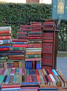 Londra, Birleşik Krallık - 22 Kasım 2013: Eski Klasik Kitaplar Shakespeare Koleksiyonu Portobello Market 'te Satılık.
