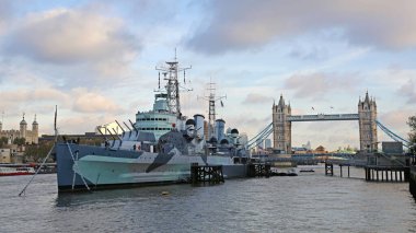 Londra, Birleşik Krallık - 23 Kasım 2013: Thames Nehri 'ndeki HMS Belfast Kraliyet Savaş Müzesi ve Capital City Bulutlu Kış Günü' ndeki Tower Bridge.