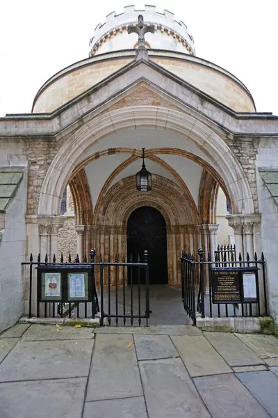 Londra; Birleşik Krallık - 24 Kasım 2013: Londra şehrindeki Tapınak Kilisesi 'nin Açık Kapı Girişi Tapınak Şövalyeleri.