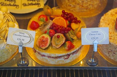 Londra, Birleşik Krallık - 21 Kasım 2013: İtalyan Cafe Konçertosunda Dondurucuda Meyveli Beyaz Çikolata Gateaux Limonlu Peynirli Pasta.
