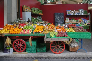 Londra, Birleşik Krallık - 20 Kasım 2013: Borough Market Araba Dükkanında Taze Meyve ve Seçenekleri Büyük Seçim.