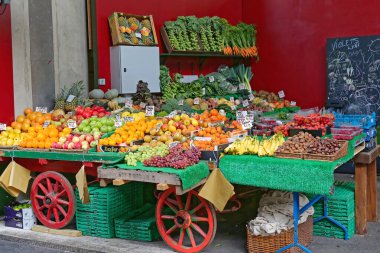Londra, Birleşik Krallık - 20 Kasım 2013: Cart Historic Borough Market 'te Taze Sebze ve Meyvelerin Çeşitliliği.