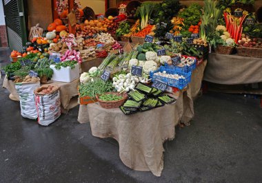 Londra, Birleşik Krallık - 20 Kasım 2013: Borough Market 'te Taze Meyve ve Sebze Ürünlerinin Varyasyonu.
