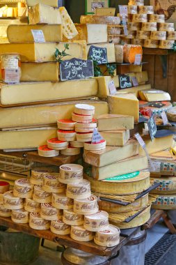 Londra, Birleşik Krallık - 20 Kasım 2013: Dünyanın dört bir yanından gelen peynirlerin çeşitliliği Borough Market 'te satılıyor.