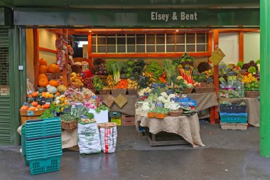 Londra, Birleşik Krallık - 20 Kasım 2013: Başkentteki Borough Market Stall 'da Satılık Meyve ve Sebzelerin Çeşitliliği.