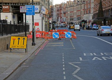 Londra, Birleşik Krallık - 19 Kasım 2013: Footpath Closed Street Works Arrow Trafik İşaretleri Brompton Road 'daki Lane İnşaat Alanında Kalın.