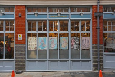 Londra, Birleşik Krallık - 17 Kasım 2013: Old Spitalfields 'daki Inspitalfields Hediye Dükkanı Dış Pencere Görünümü.