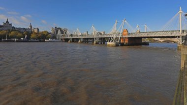 Londra, Birleşik Krallık - 20 Kasım 2013: Hungerford Köprüsü ve Capotal City 'deki Thames Nehri üzerindeki Golden Jubilee Köprüleri.